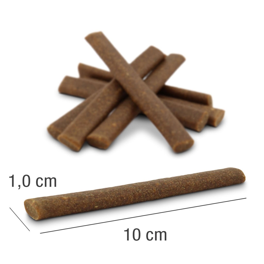 PLATINUM Fit-Sticks Chicken + Lamb 300g, Fit priboljški za Pse je zloženih na beli površini. En priboljšek leži spredaj in kaže svojo velikost: debelina 1,0 cm in dolžina 10 cm.