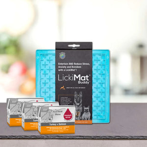 Akcijski paket LickiMat® BUDDY & Menu 90g proizvajalca PLATINUM vsebuje modri LickiMat Buddy z embalažo in tri pakete Platinum mokra hrana za pse Menu 90g Turčija + losos - najboljši priboljšek za vašega kosmatega prijatelja.